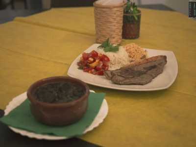 Punta su piatti tipici �verde oro� come la picanha e la feijoada. La prima � una coda di manzo cucinata sulla piastra e accompagnata da riso bianco, farina di maioca abbrustolita e un composto di varie verdure. La seconda consiste in fagioli neri amalgamati con coda, orecchie e piedi di maiale